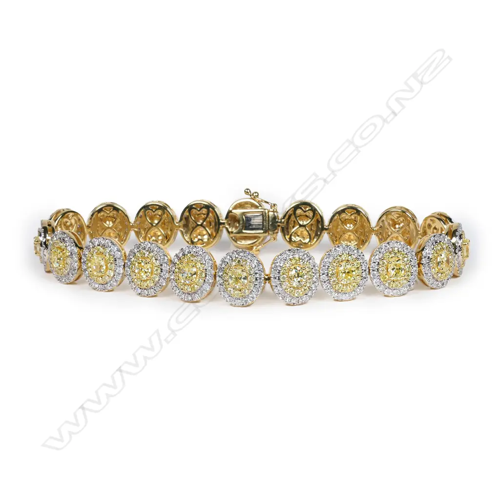 An 18ct gold and diamond bracelet, Image 1++
