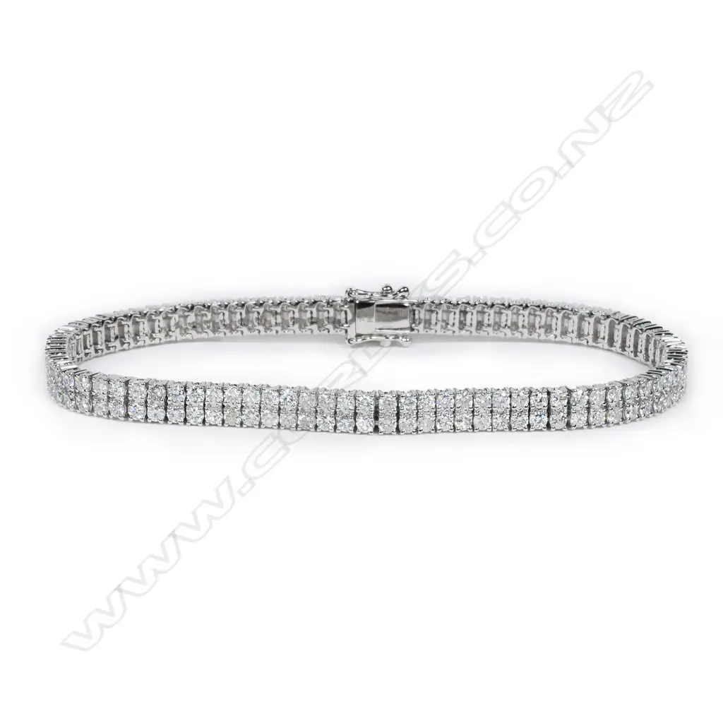 An 18ct white gold and diamond tennis bracelet, Image 1++