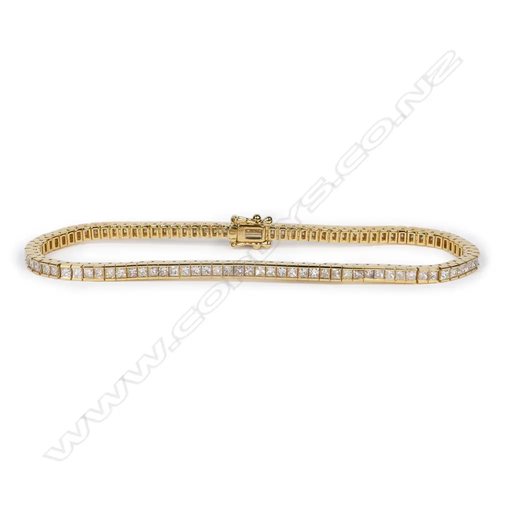 An 18ct gold and diamond tennis bracelet, Image 1++