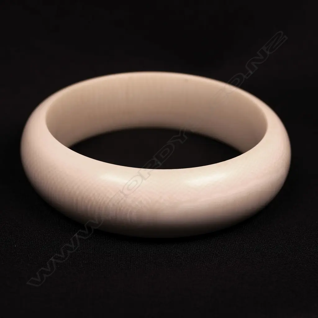 A vintage ivory bangle, Image 1++