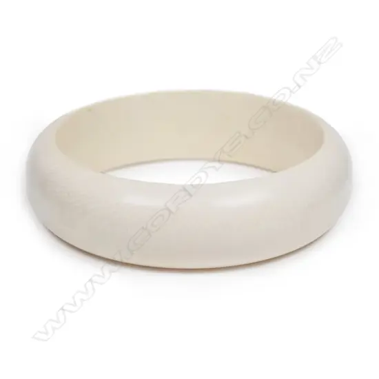 A vintage ivory bangle,