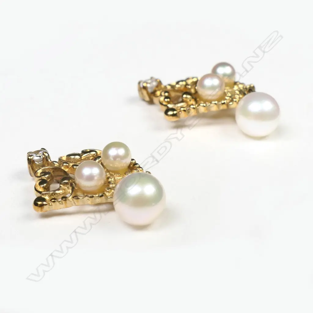 A pair of 9ct yellow gold, pearl and diamond earring, Image 1++