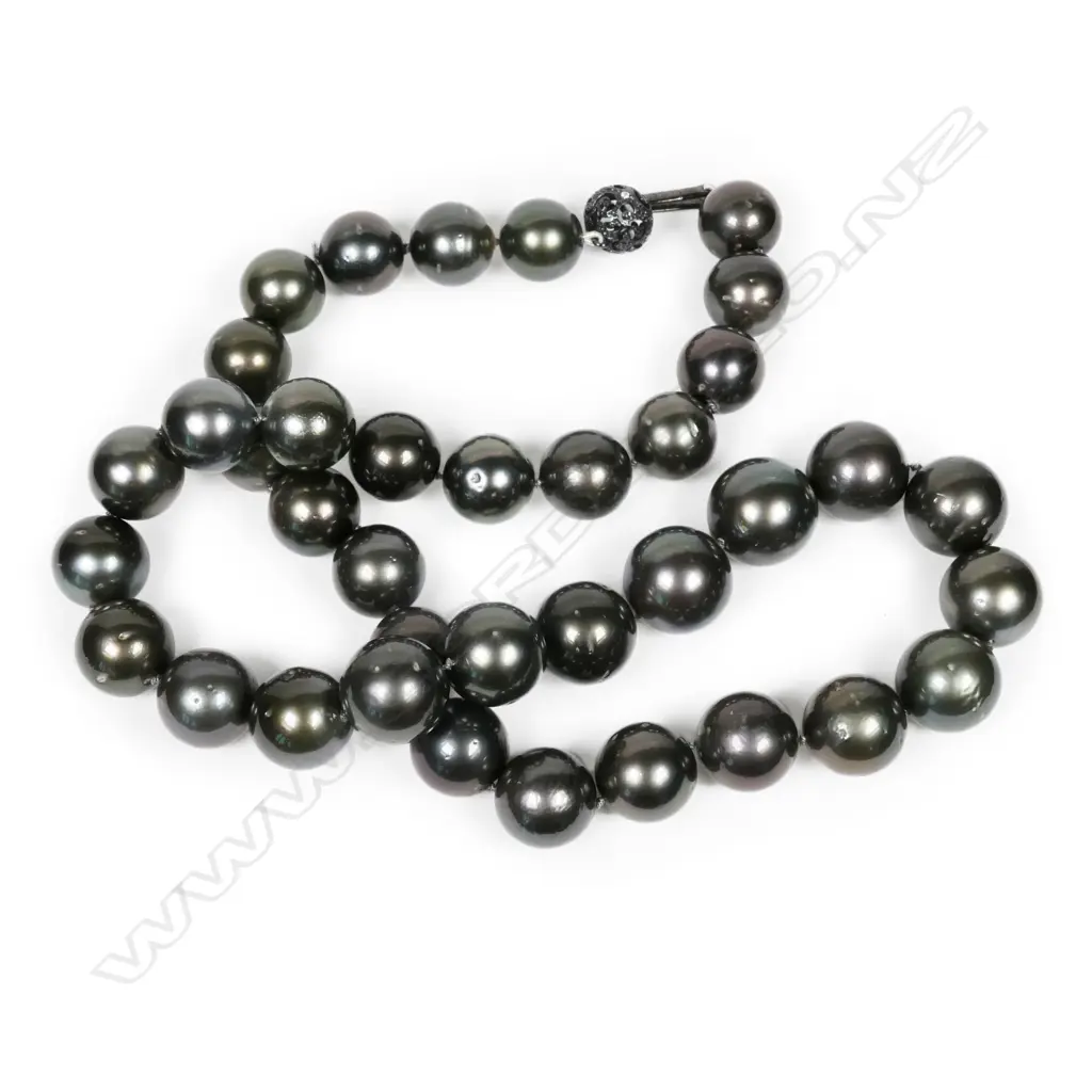 A cultured Tahitian black pearl necklace, Image 1++