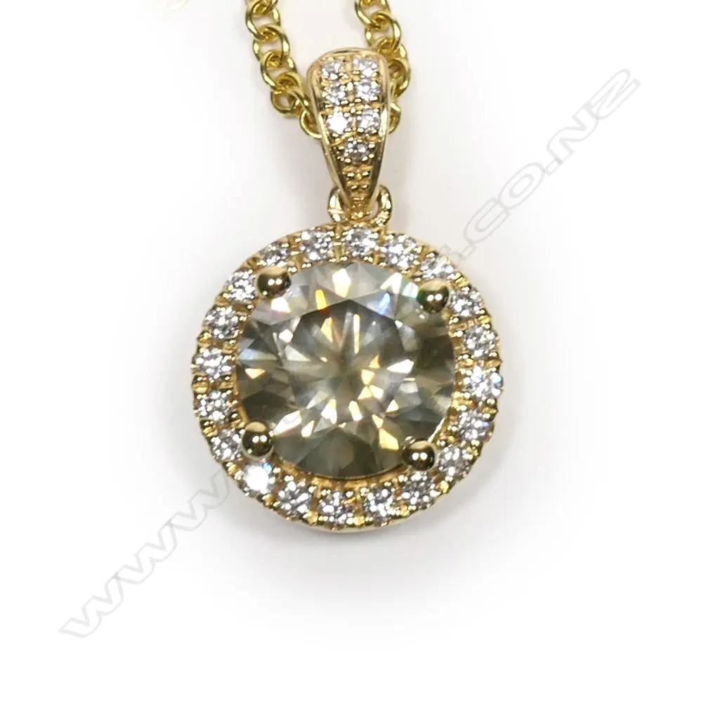 An 18ct gold and diamond pendant and chain, Image 1++