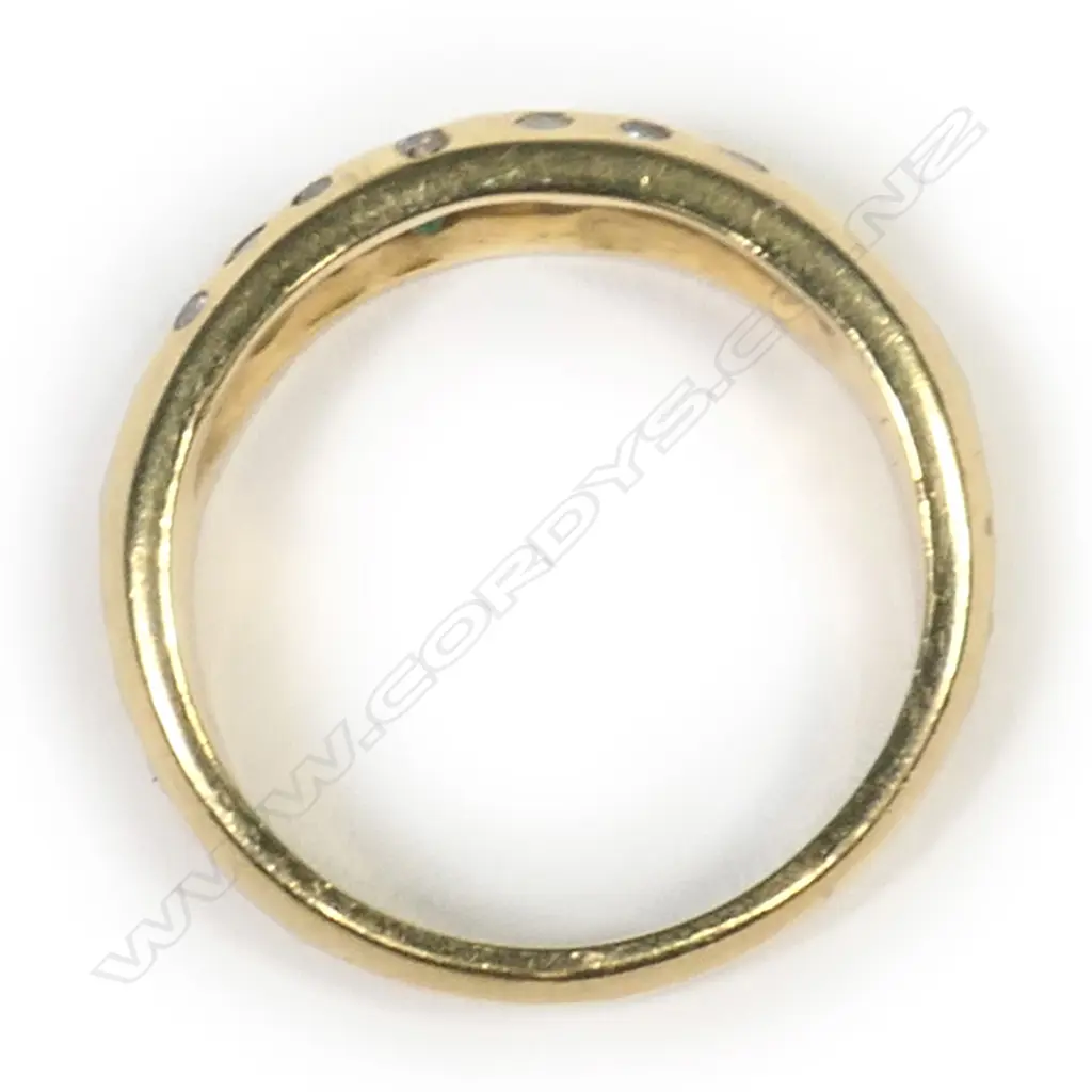 An 18ct diamond and emerald band ring, Image 1++