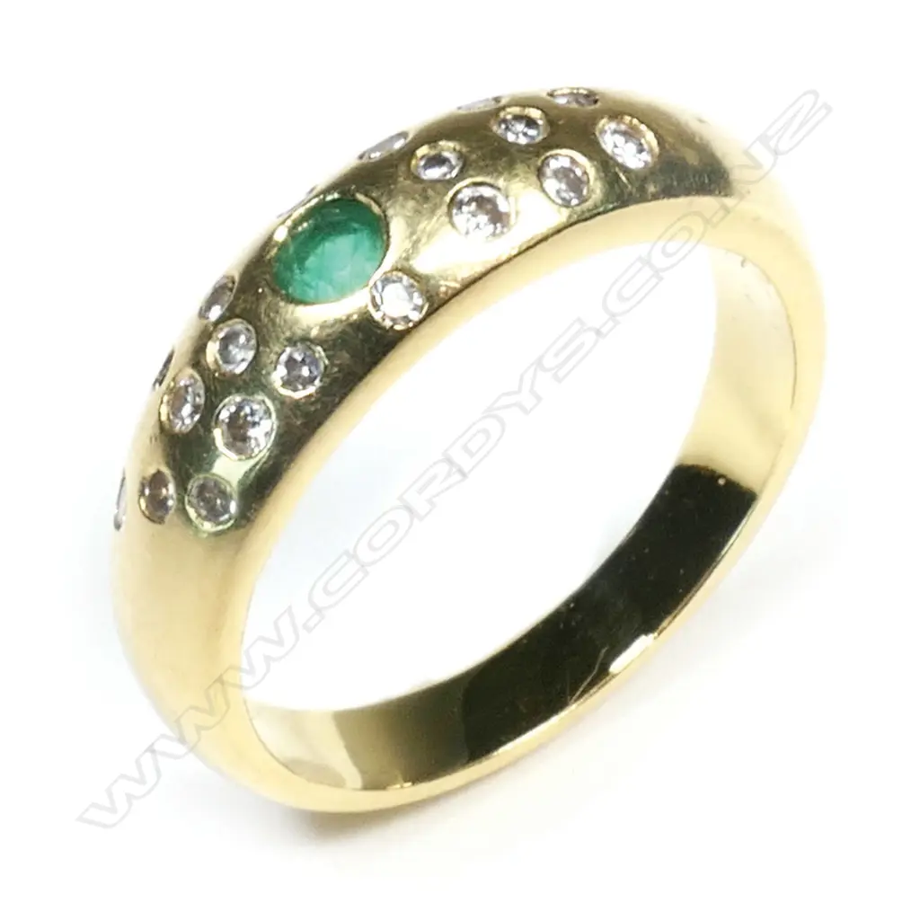 An 18ct diamond and emerald band ring, Image 1++