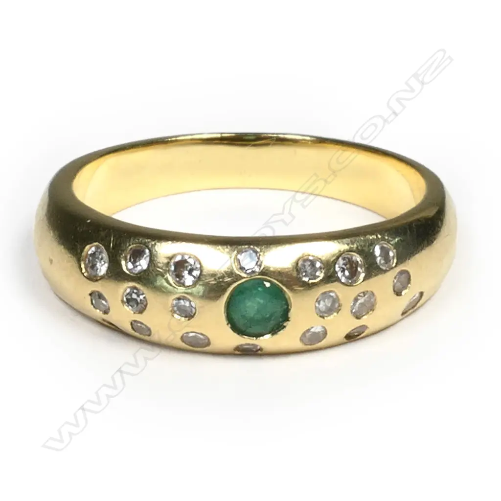 An 18ct diamond and emerald band ring, Image 1++