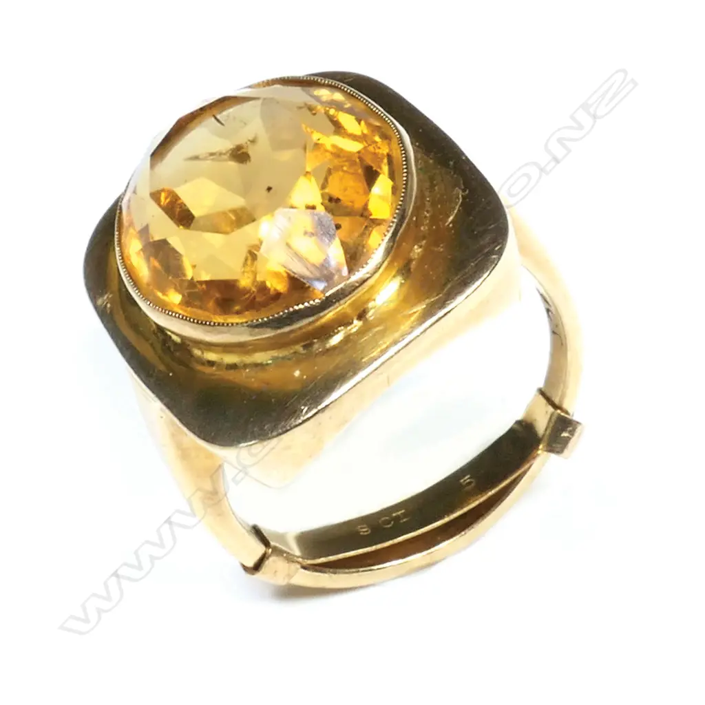 A retro 9ct yellow gold and large citrine ring, Image 1++
