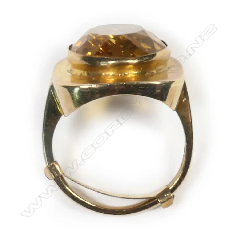 A retro 9ct yellow gold and large citrine ring, Image 1++