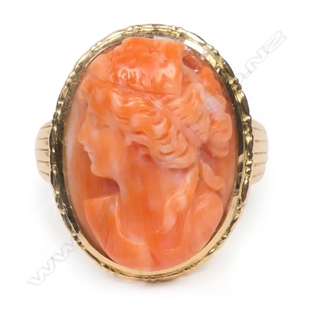 A vintage 14ct gold and coral cameo ring, Image 1++