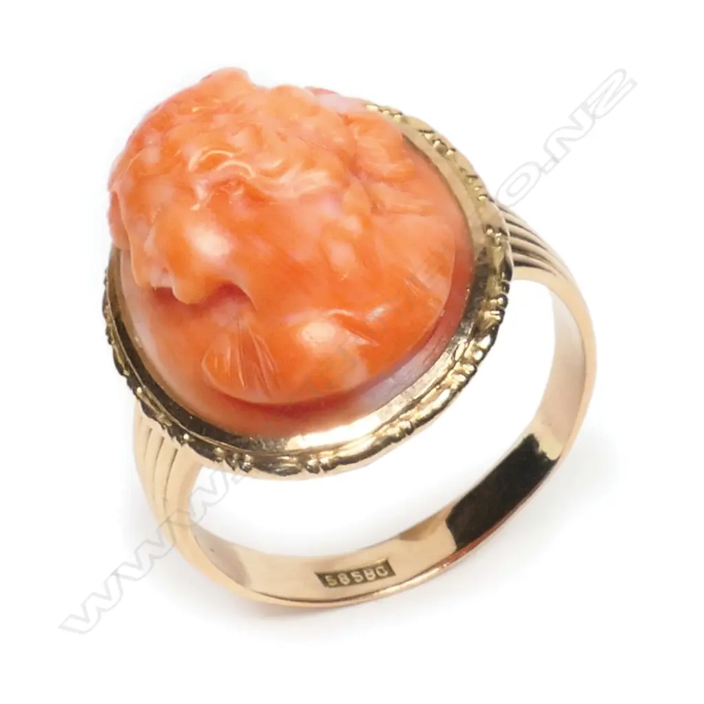 A vintage 14ct gold and coral cameo ring, Image 1++
