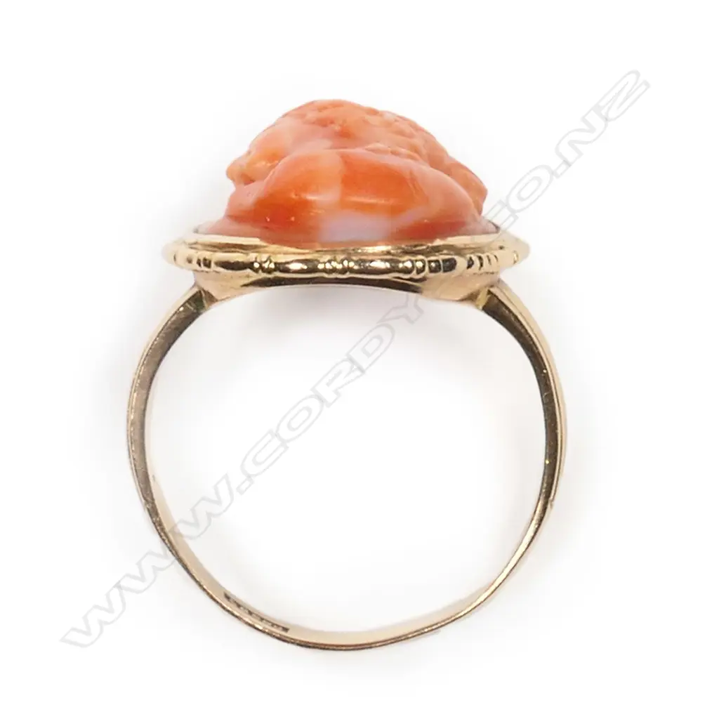 A vintage 14ct gold and coral cameo ring, Image 1++