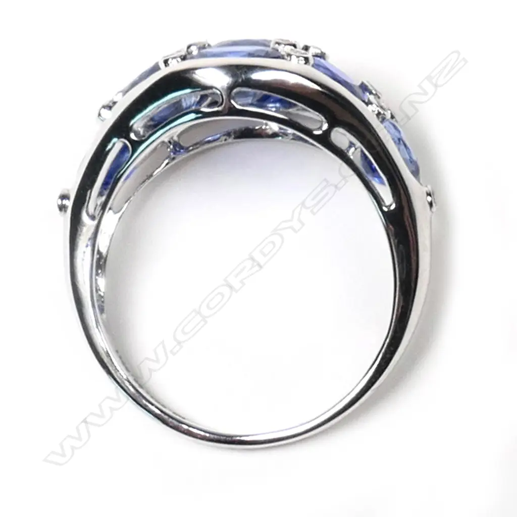 An 18ct white gold sapphire and diamond dress ring, Image 1++