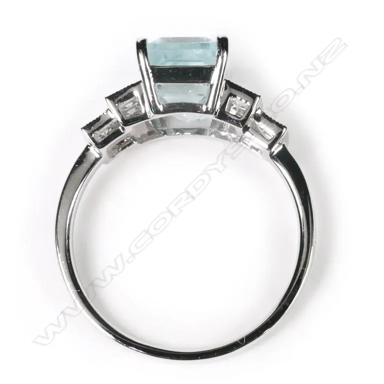 A 14ct white gold Image 1++