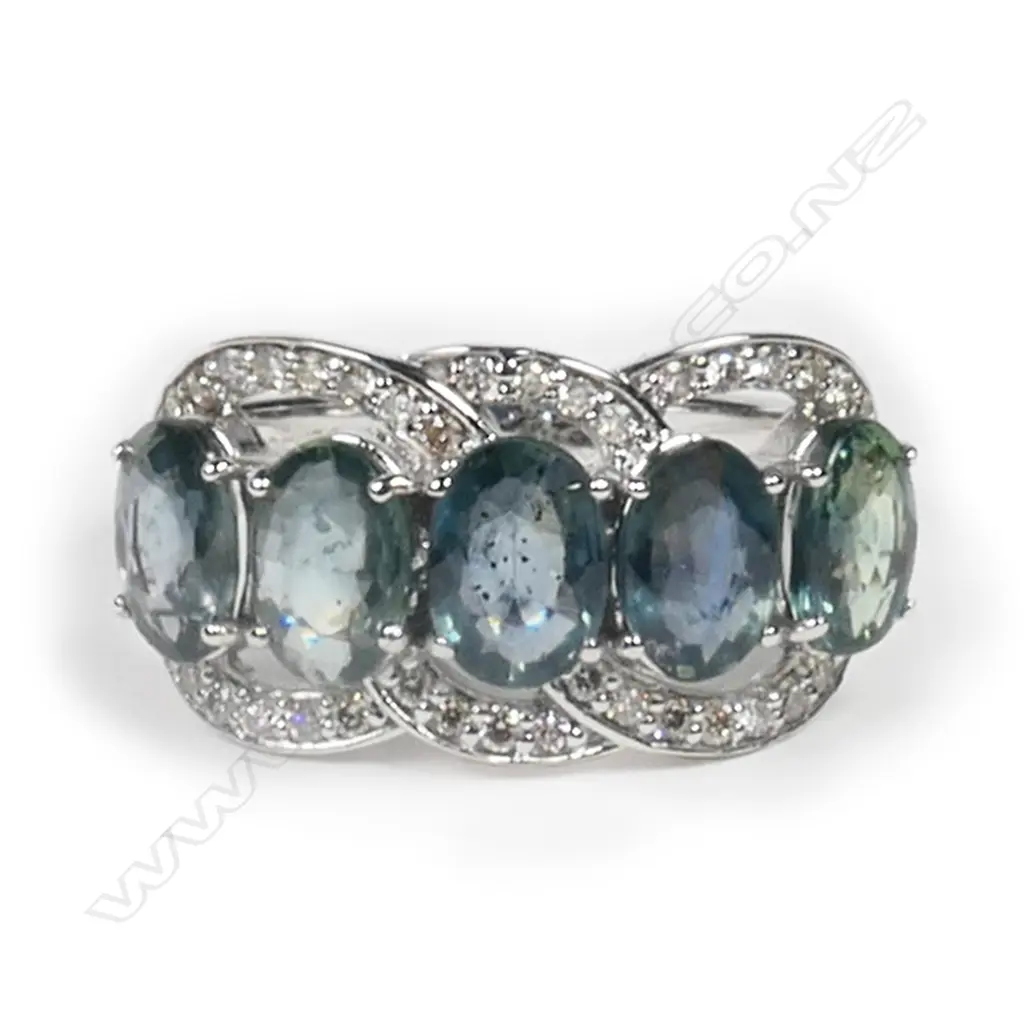 A 14ct white gold Ceylon sapphire and diamond ring, Image 1++