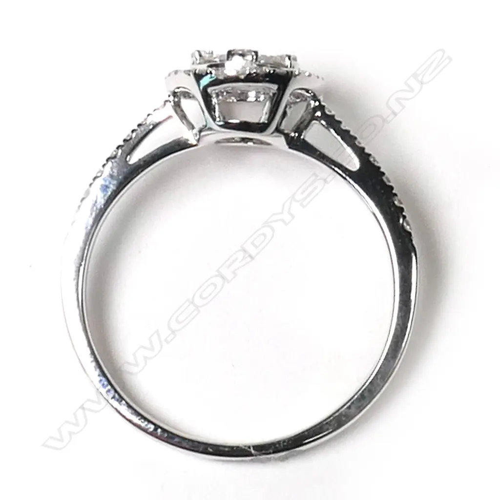 An 18ct white gold and diamond ring, Image 1++