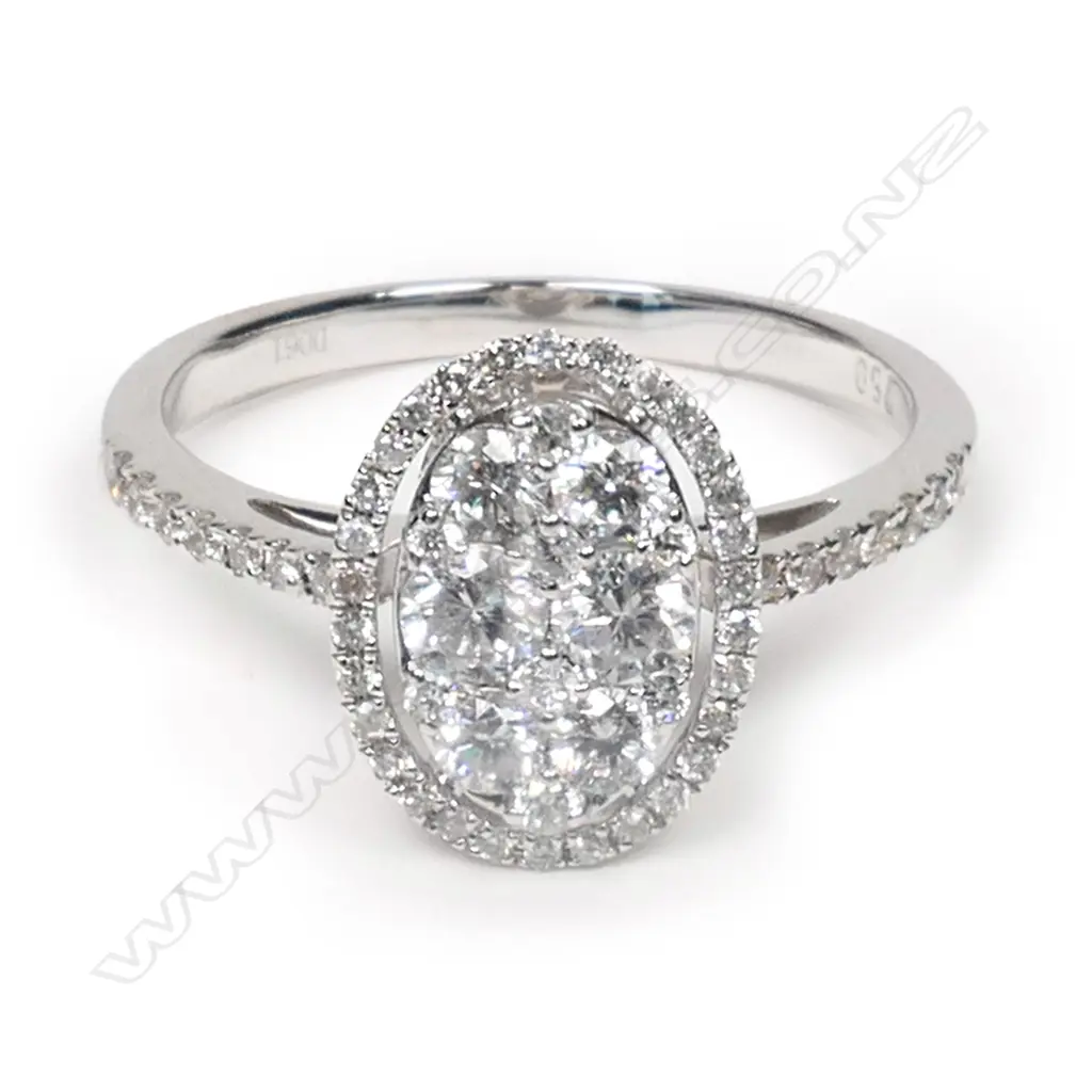 An 18ct white gold and diamond ring, Image 1++