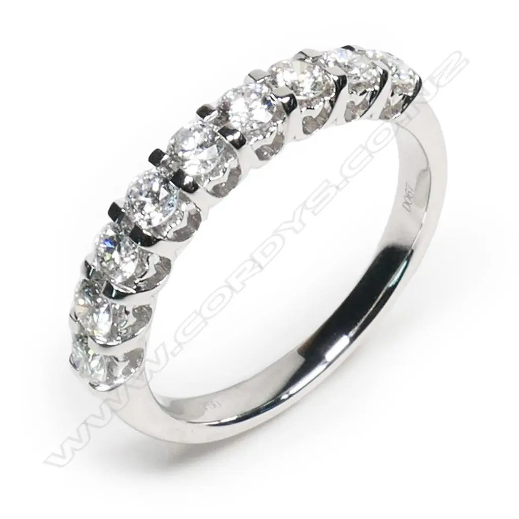 An 18ct white gold and diamond ring, Image 1++