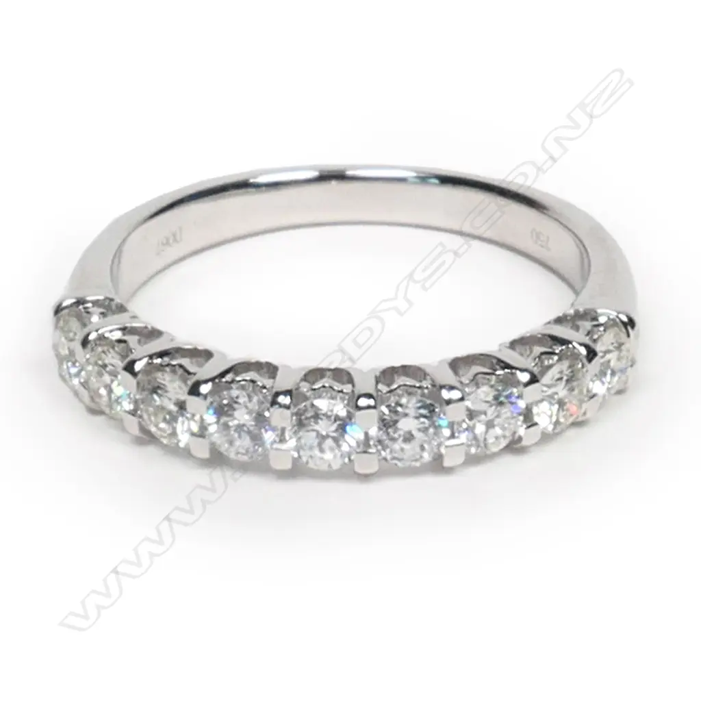 An 18ct white gold and diamond ring, Image 1++