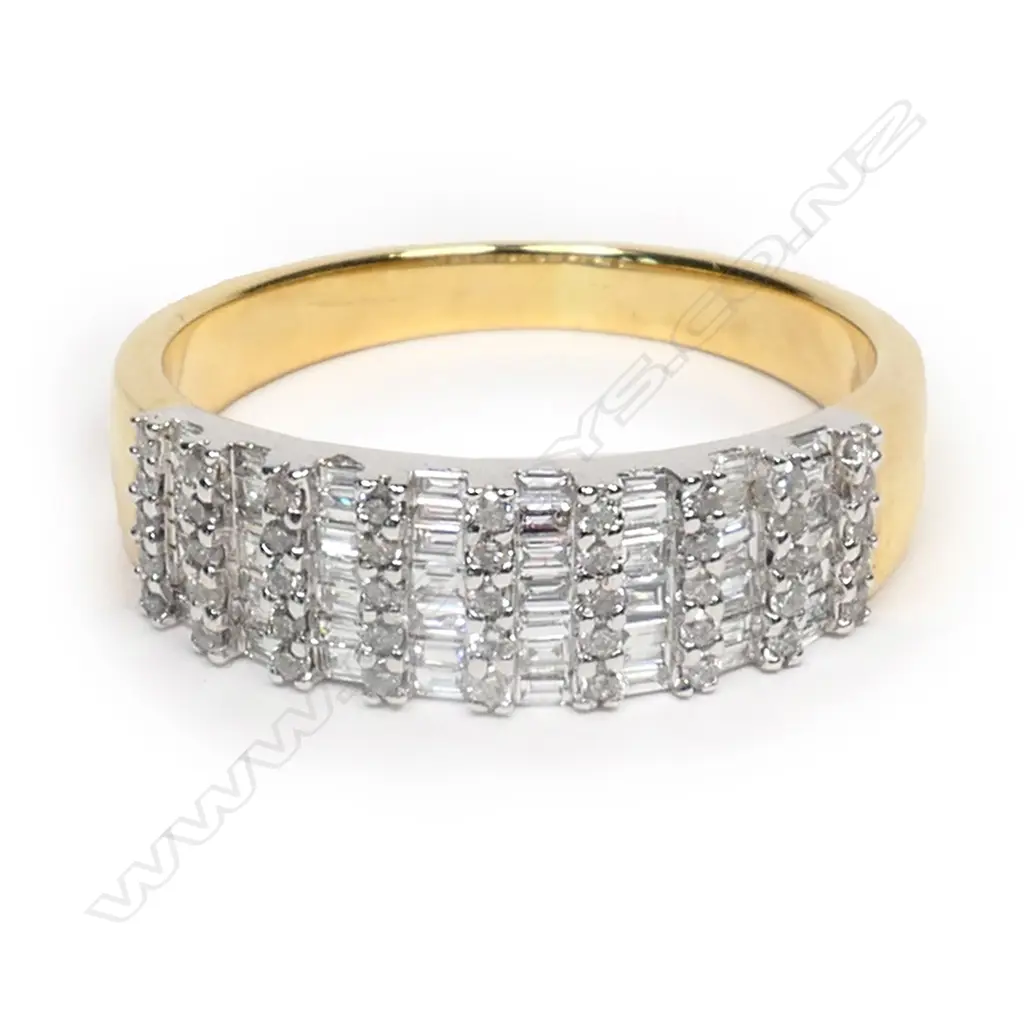 An 18ct gold and diamond ring, Image 1++