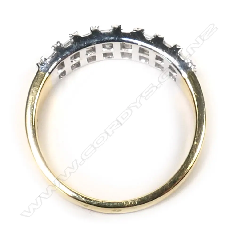 An 18ct gold and diamond ring, Image 1++