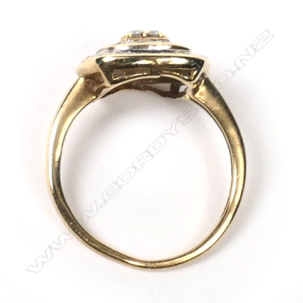 A 9ct gold and diamond vintage style cluster ring, Image 1++