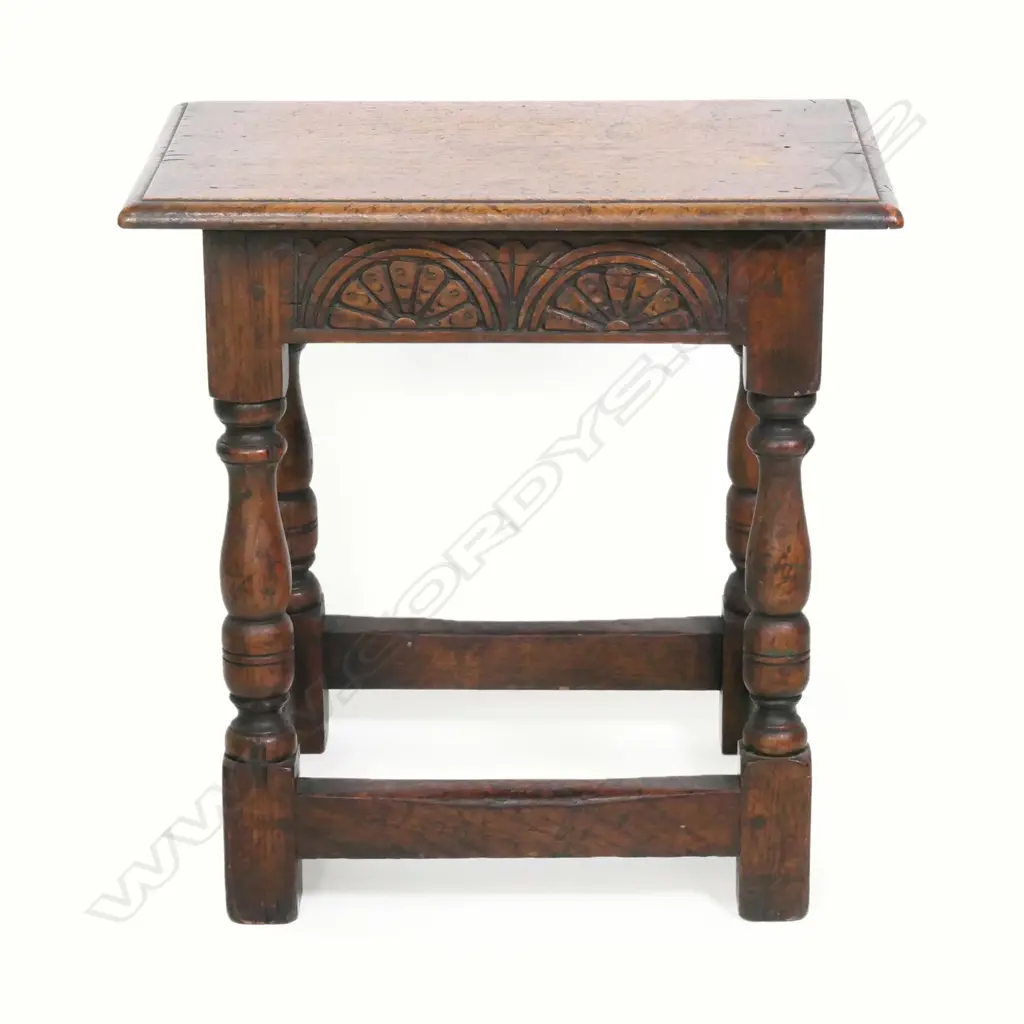 A pair of oak Jacobean style joint stools, Image 1++