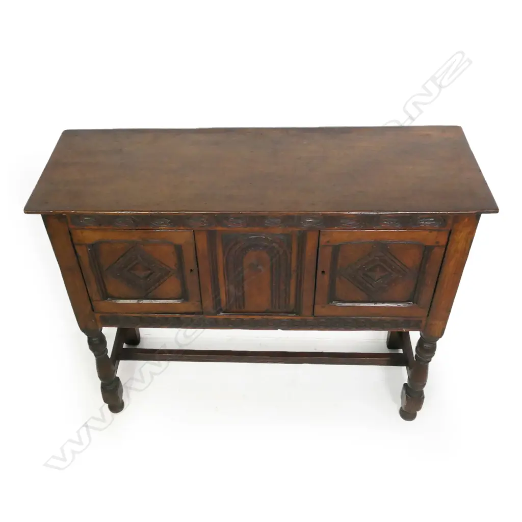 An oak Jacobean style small proportion sideboard, Image 1++