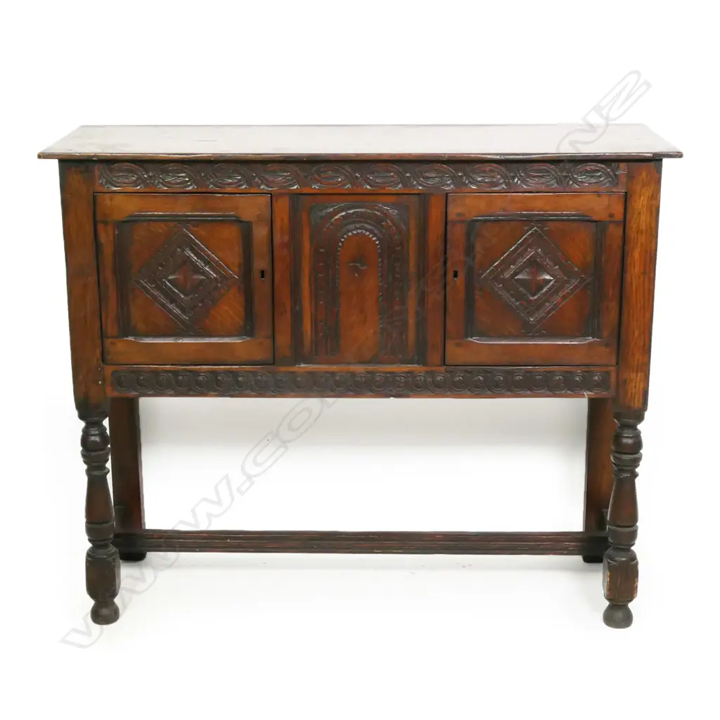 An oak Jacobean style small proportion sideboard, Image 1++