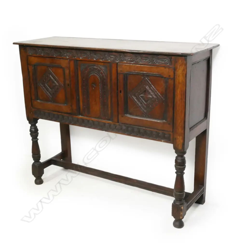 An oak Jacobean style small proportion sideboard, Image 1++