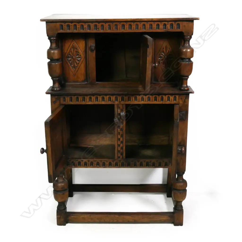 An oak Jacobean style court cupboard, Image 1++