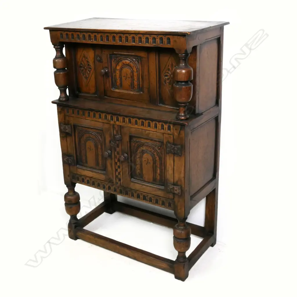 An oak Jacobean style court cupboard, Image 1++