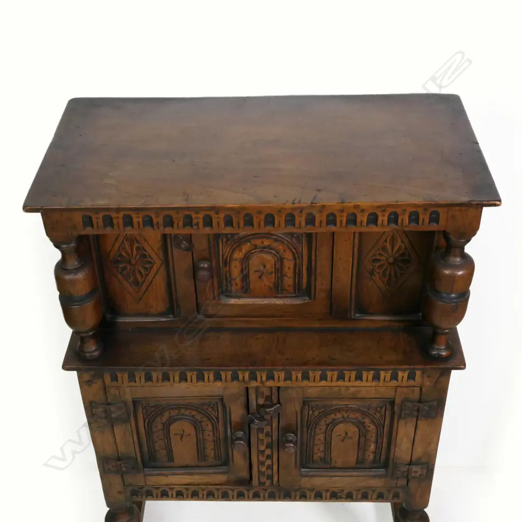 An oak Jacobean style court cupboard, Image 1++