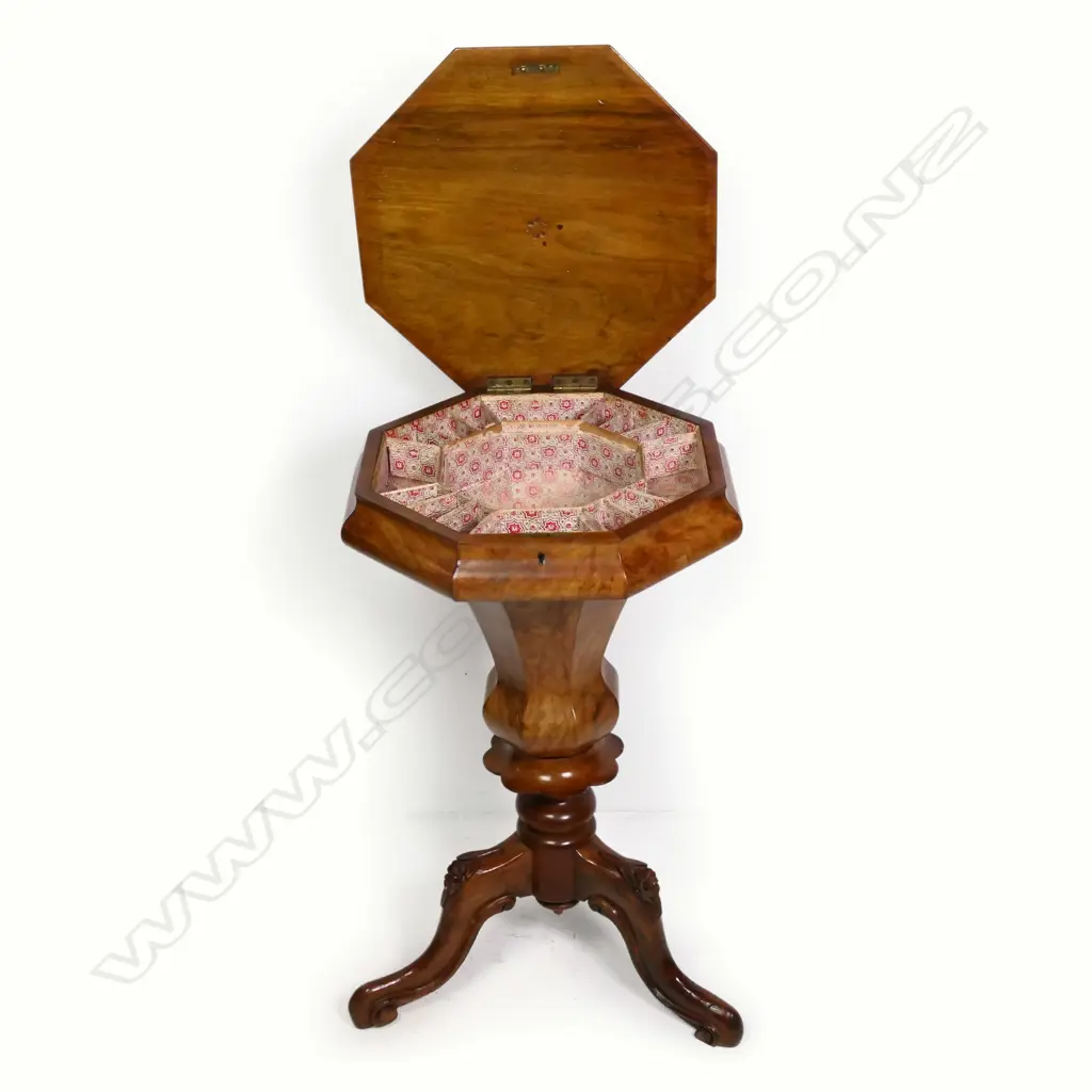A Victorian walnut work box, Image 1++