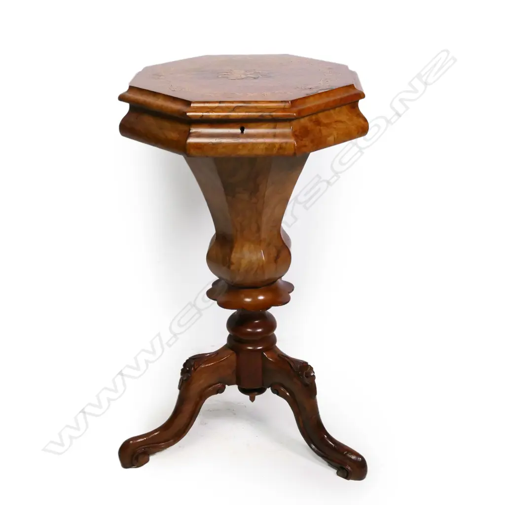 A Victorian walnut work box, Image 1++