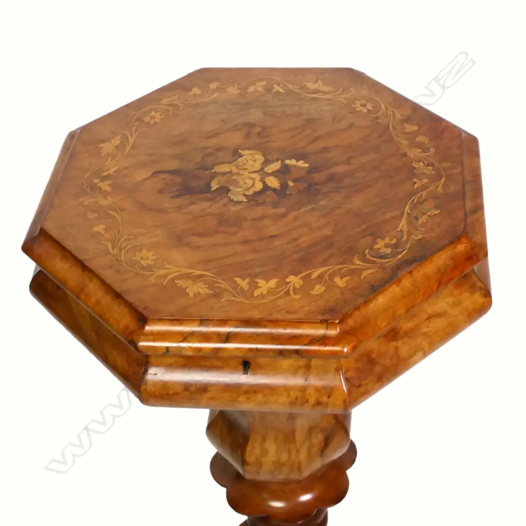 A Victorian walnut work box, Image 1++