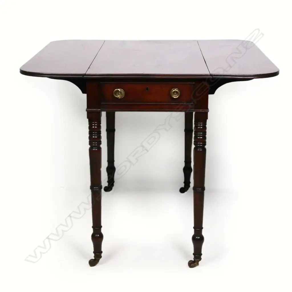A Georgian mahogany Pembroke table, Image 1++
