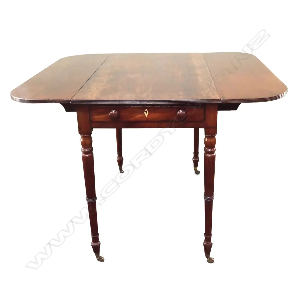A Georgian mahogany Pembroke table Image 1++