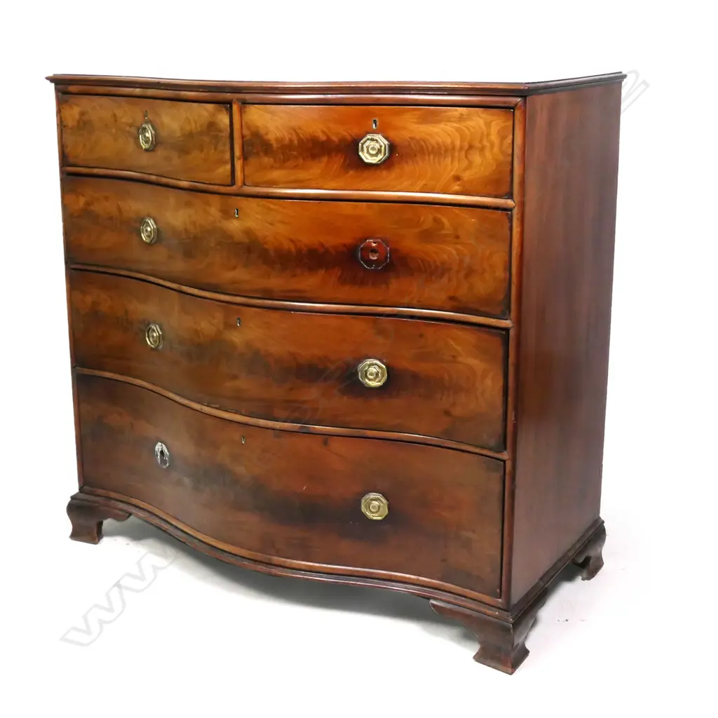 A Georgian mahogany serpentine five drawer chest, Image 1++