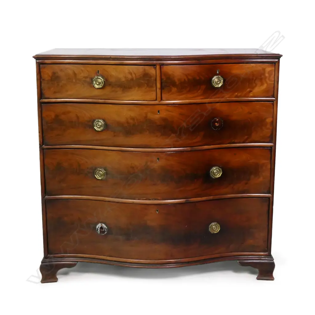 A Georgian mahogany serpentine five drawer chest, Image 1++