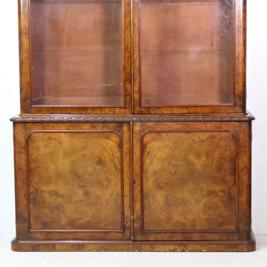 An impressive Victorian burr walnut bookcase cabinet, Image 1++
