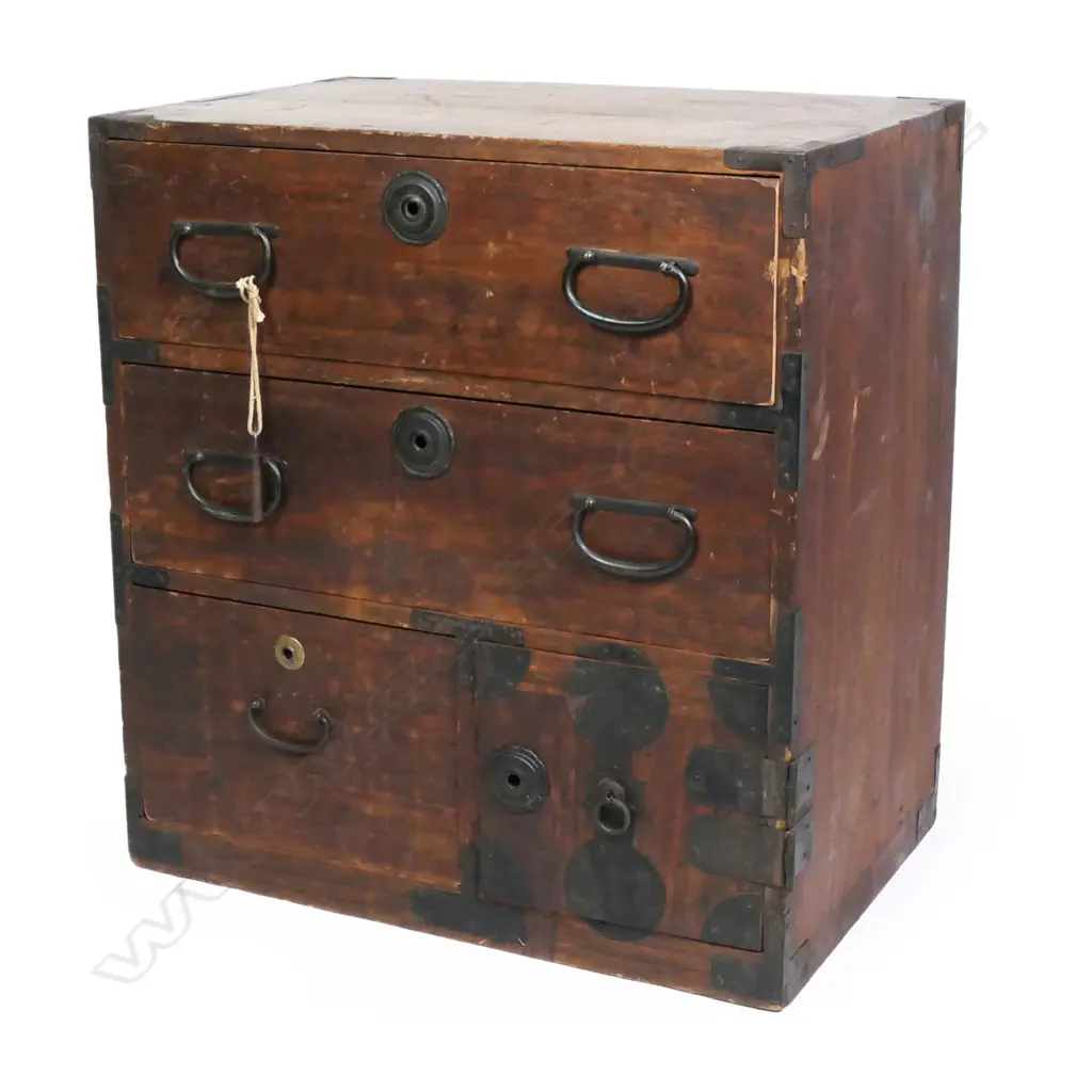 A c1900 Japanese Kodansu collector's chest Image 1++
