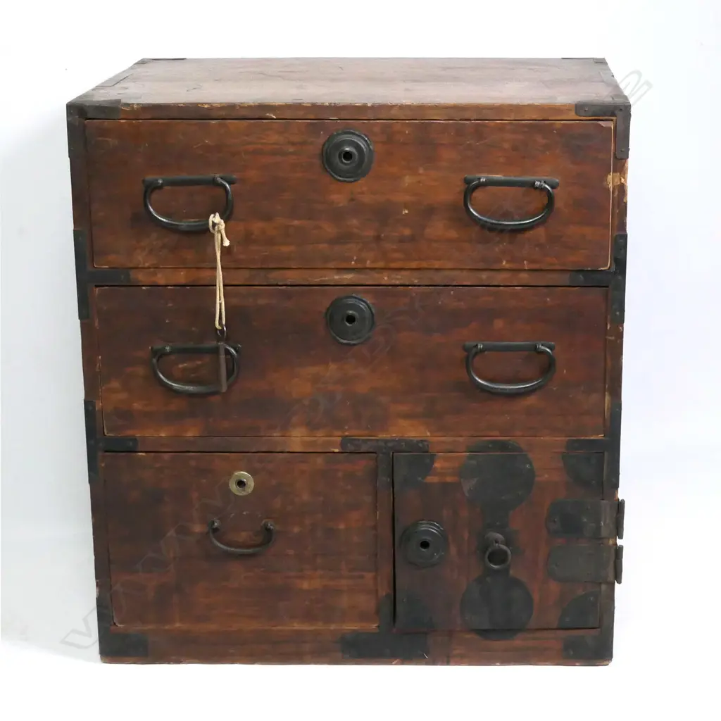 A c1900 Japanese Kodansu collector's chest Image 1++
