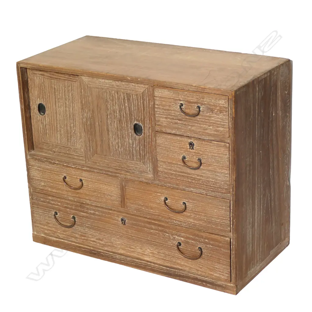 A c1920's Japanese small tansu chest Image 1++