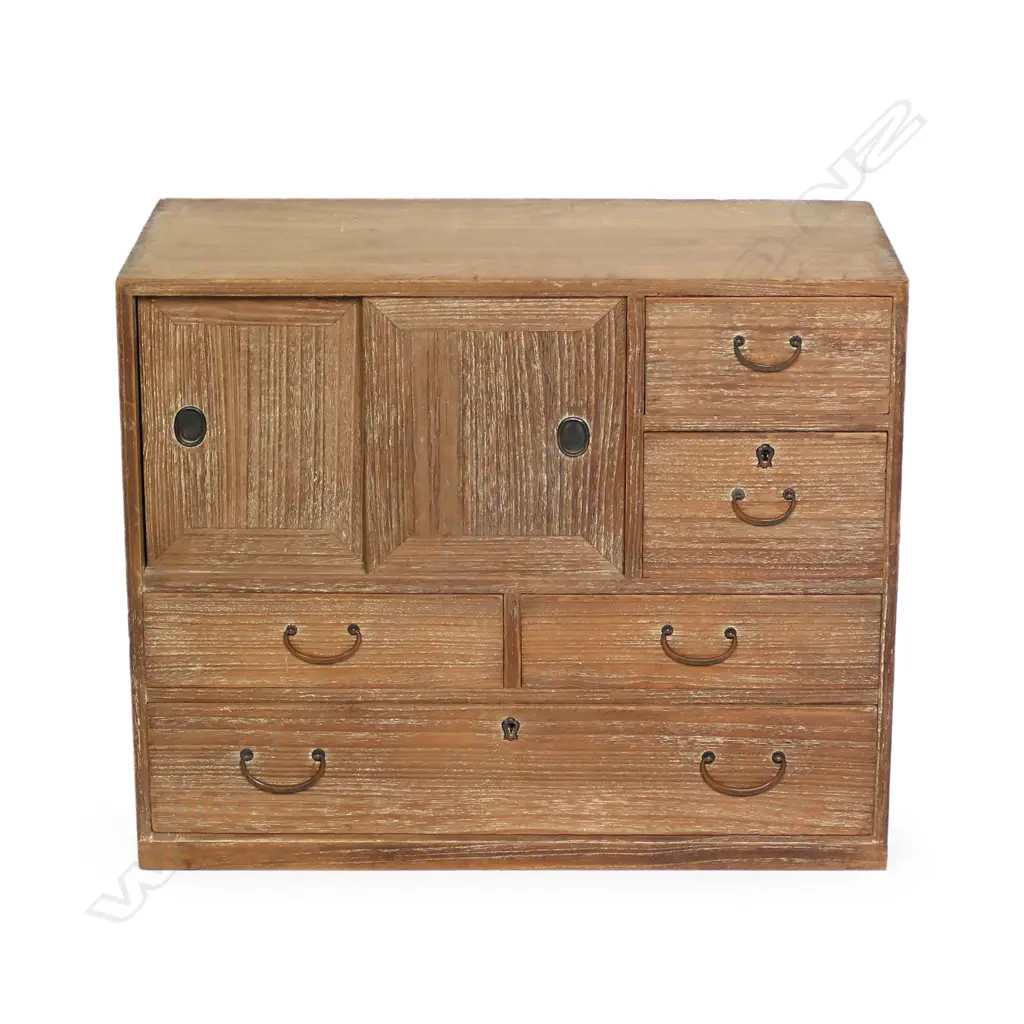 A c1920's Japanese small tansu chest Image 1++