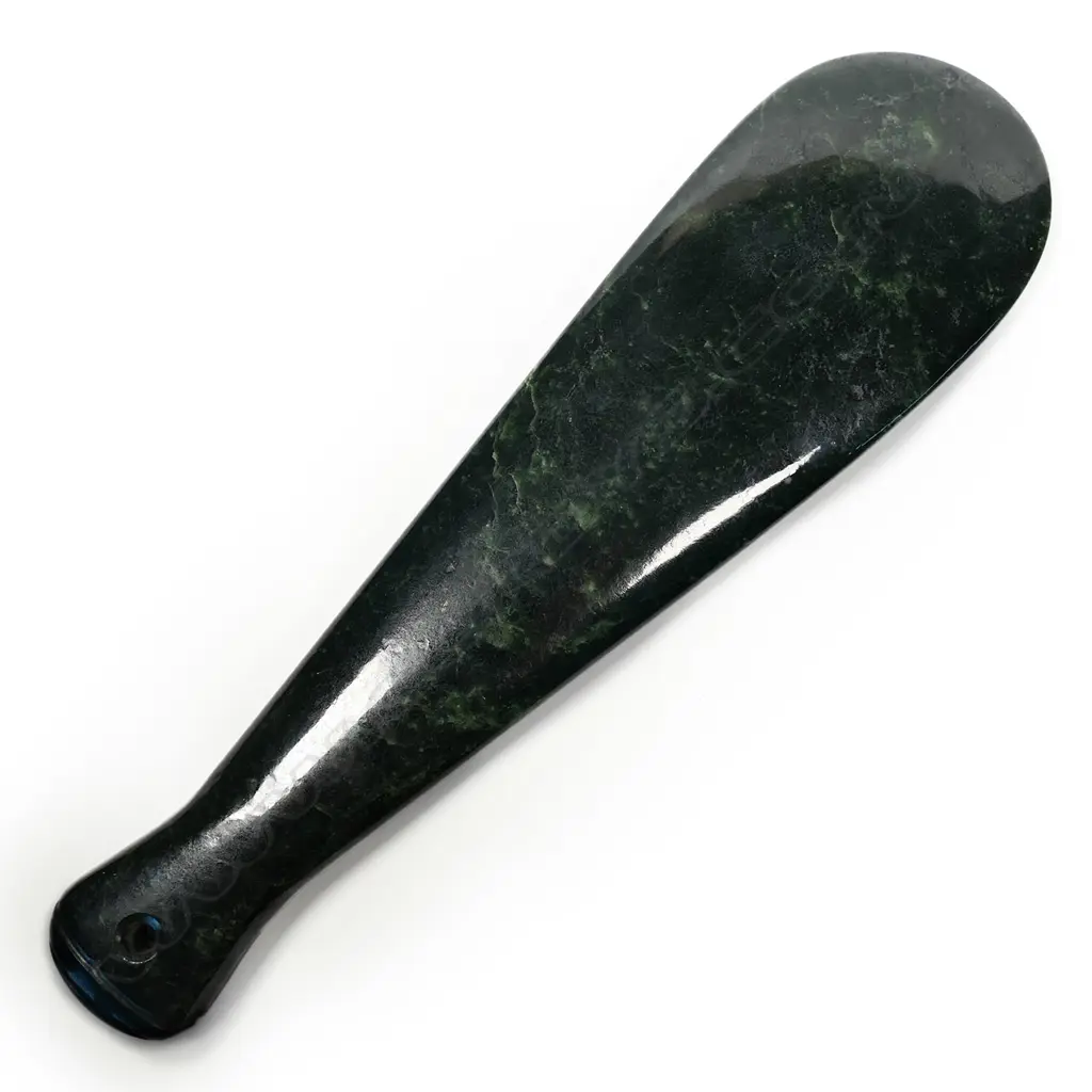 A contemporary Māori pounamu mere, Image 1++