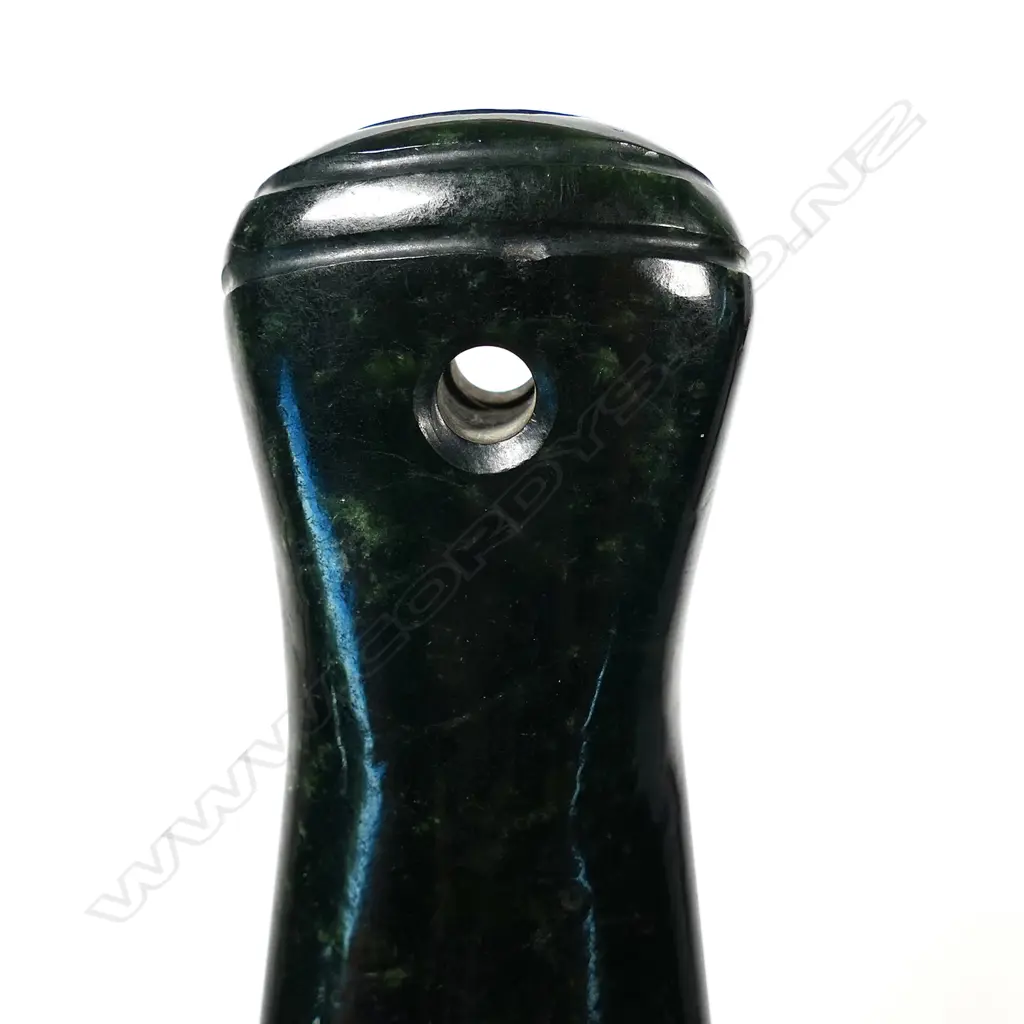 A contemporary Māori pounamu mere, Image 1++
