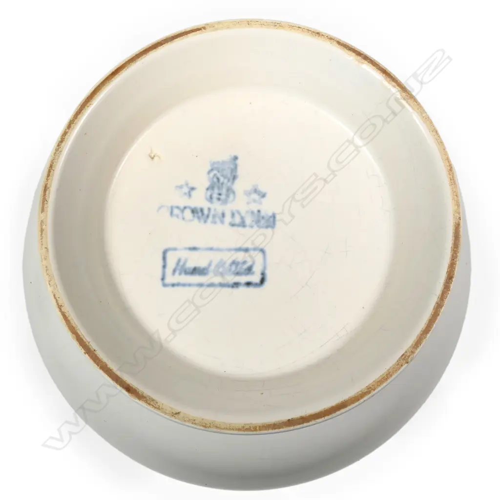 A Crown Lynn 'Hand Potted' white glazed vase, Image 1++