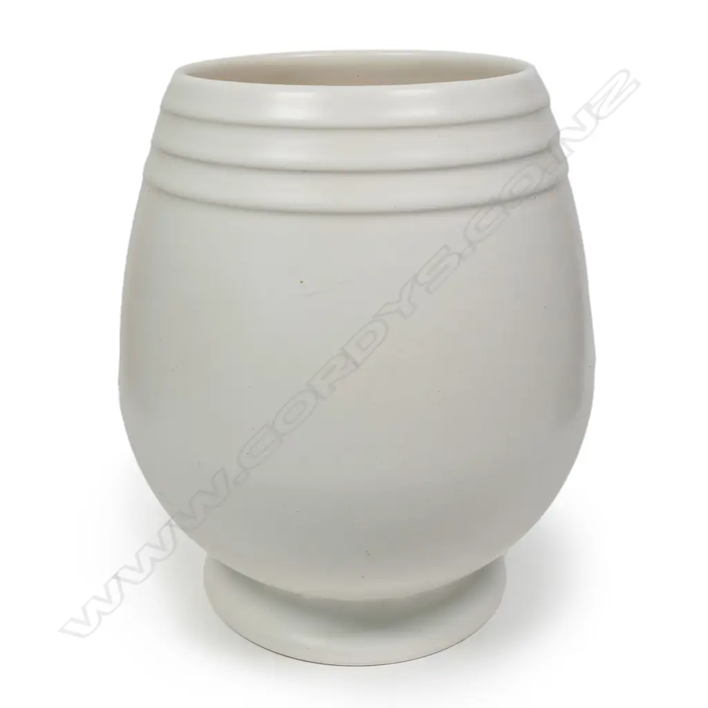 A Crown Lynn 'Hand Potted' white glazed vase, Image 1++