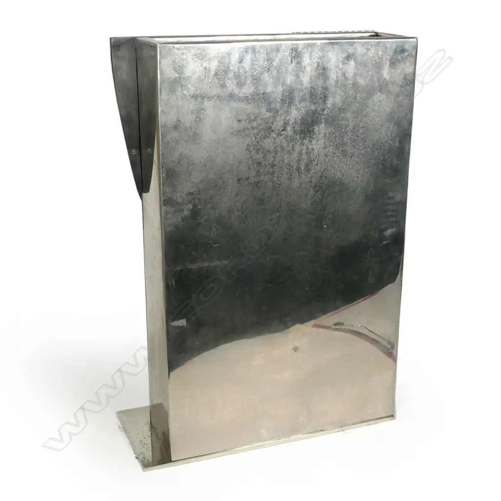 Large-scale Art Deco face vase of a woman Image 1++